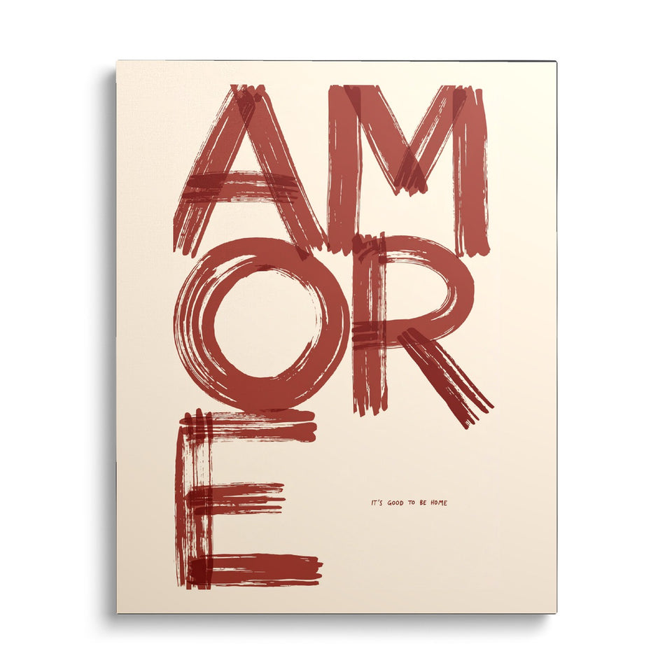 Toile Amore vue de face sur fond blanc : mot « Amore » peint en grandes lettres brun-rouge au pinceau sur fond crème