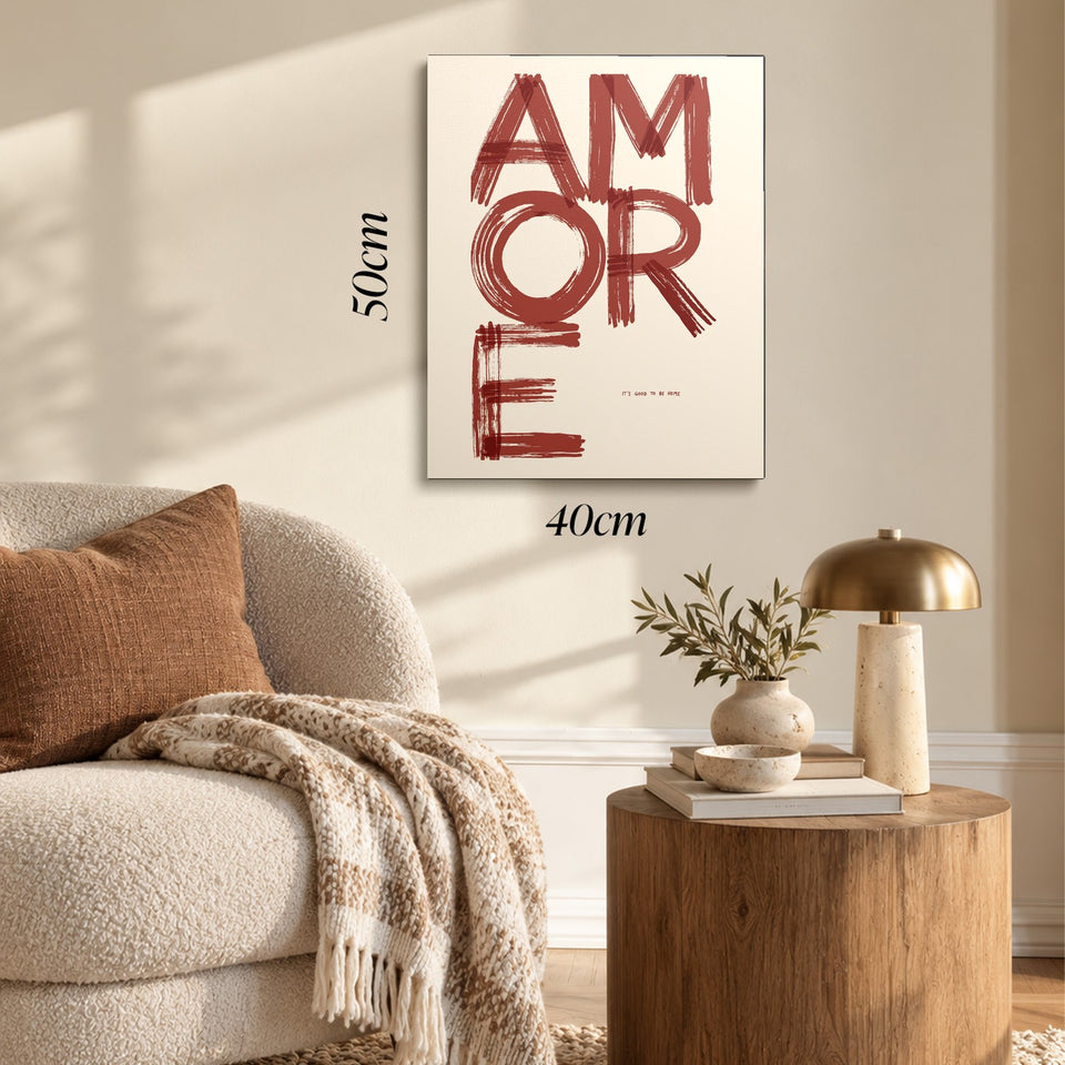 Toile Amore accrochée dans un salon au-dessus d’un canapé, avec ses cotes 40 × 50 cm