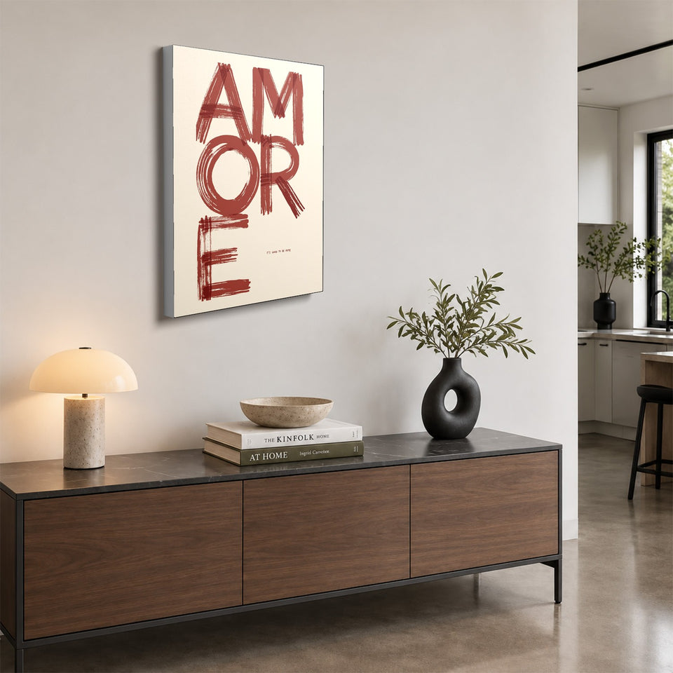 Toile Amore accrochée au-dessus d’un buffet en noyer