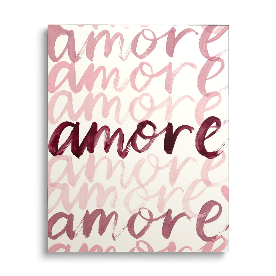 Toile Amore Amore vue de face sur fond blanc : mot « amore » répété au pinceau en roses pâles, une occurrence en bordeaux foncé