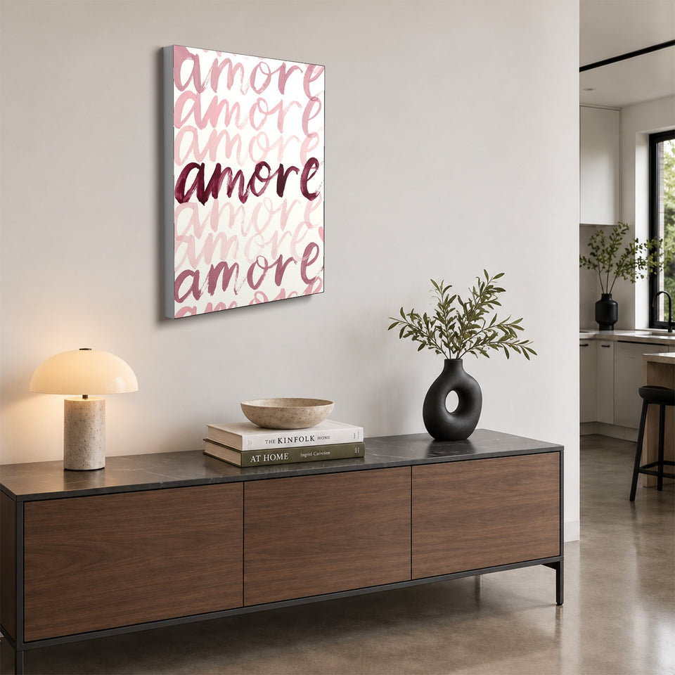 Toile Amore Amore accrochée au-dessus d’un buffet en noyer
