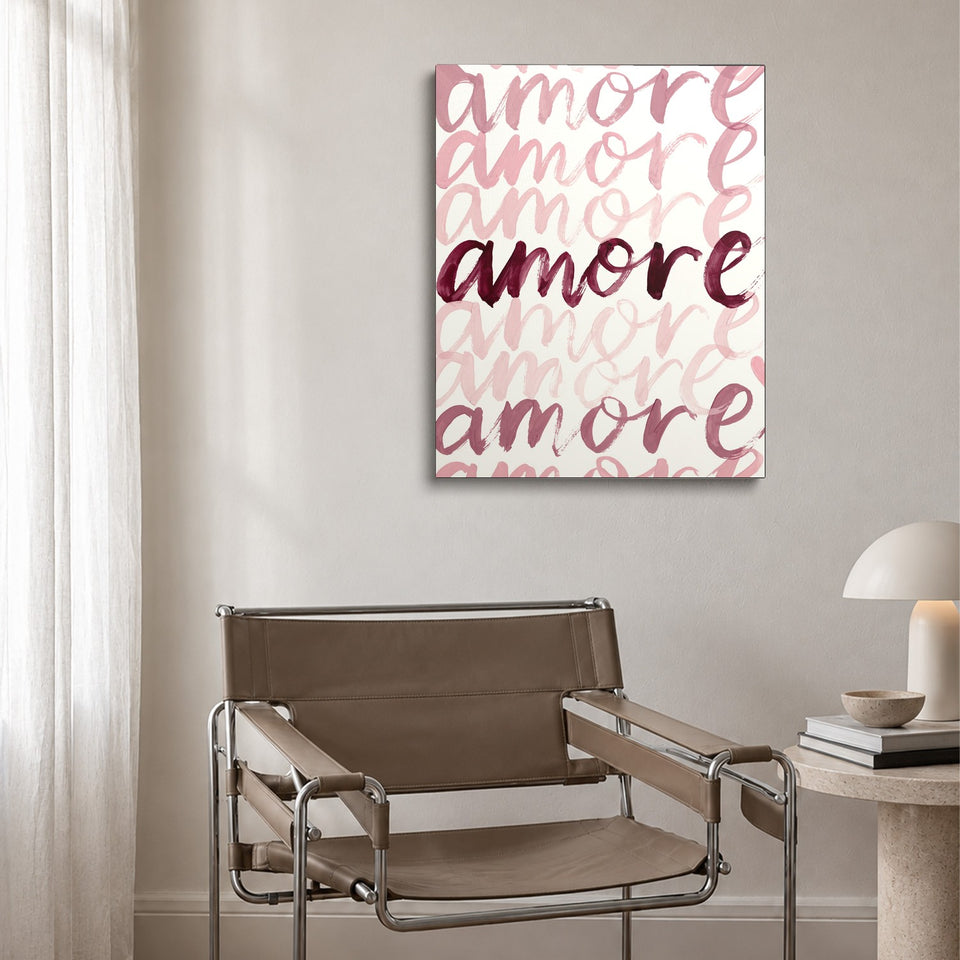 Toile Amore Amore accrochée au-dessus d’un fauteuil en cuir et acier