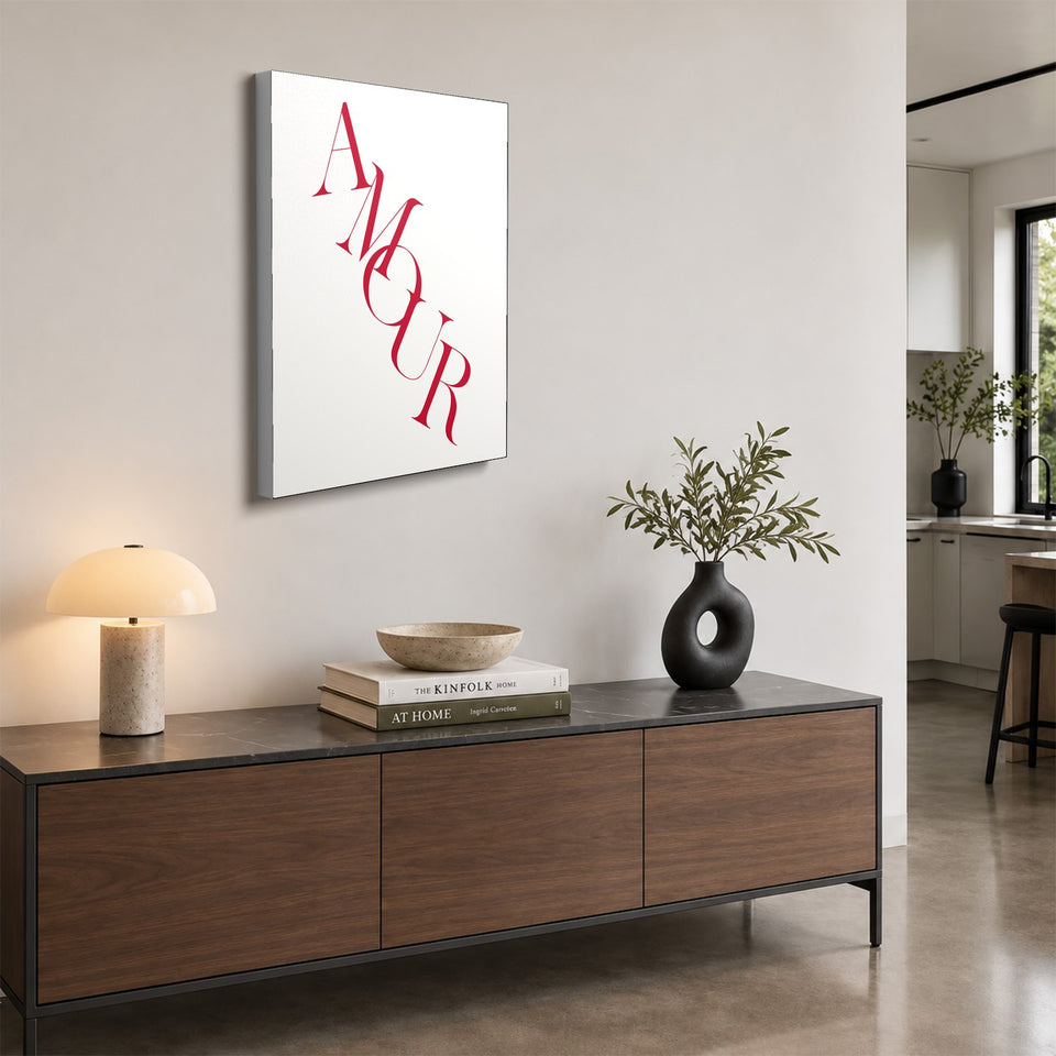 Toile Amour accrochée au-dessus d’un buffet en noyer