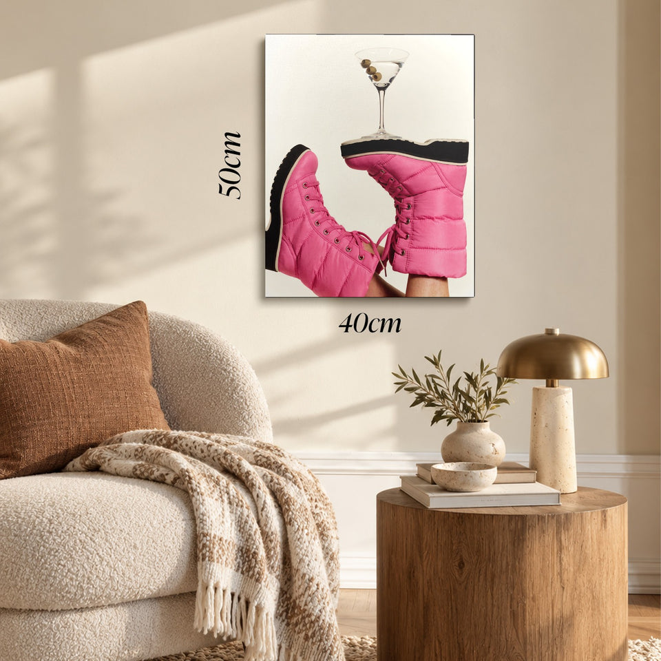 Toile Après-Ski accrochée dans un salon au-dessus d’un canapé, avec ses cotes 40 × 50 cm