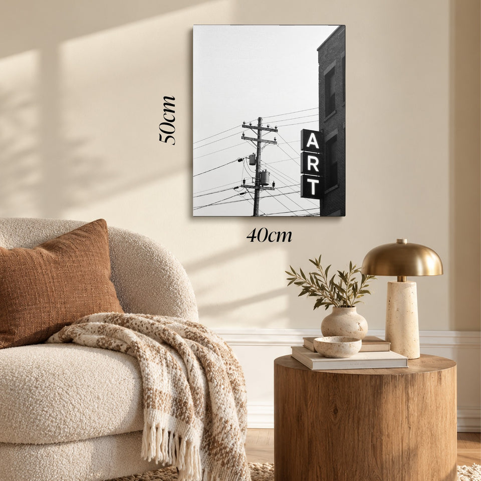 Toile Art Street accrochée dans un salon au-dessus d’un canapé, avec ses cotes 40 × 50 cm