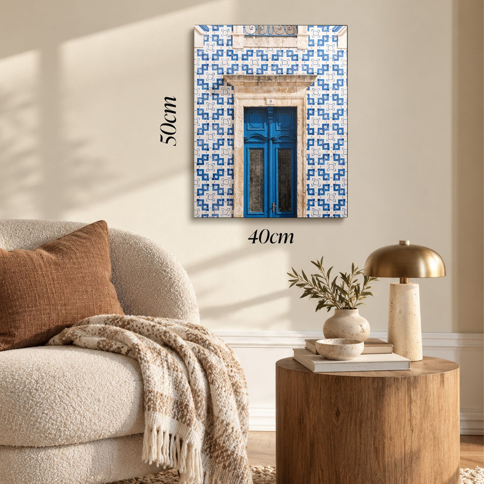 Toile Azulejos accrochée dans un salon au-dessus d’un canapé, avec ses cotes 40 × 50 cm