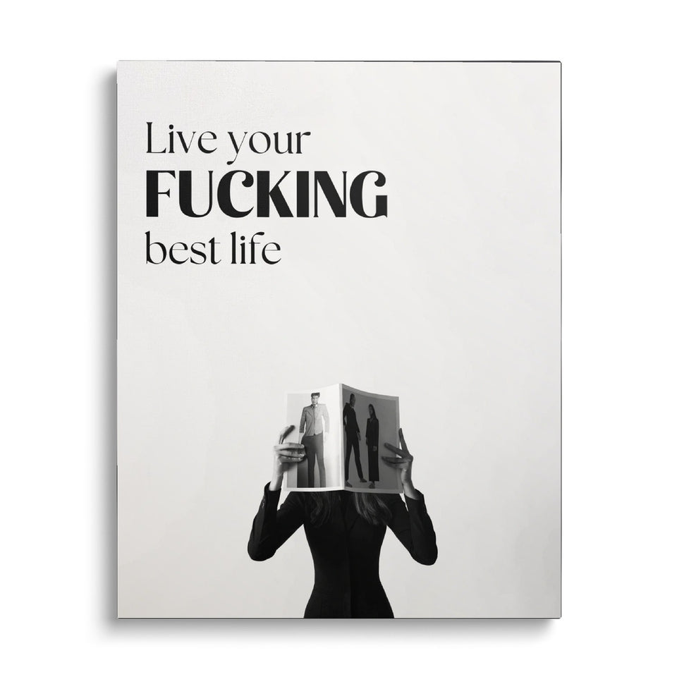 Toile Best Life vue de face sur fond blanc : inscription « Live your fucking best life » au-dessus d’une silhouette en noir lisant un magazine, en noir et blanc