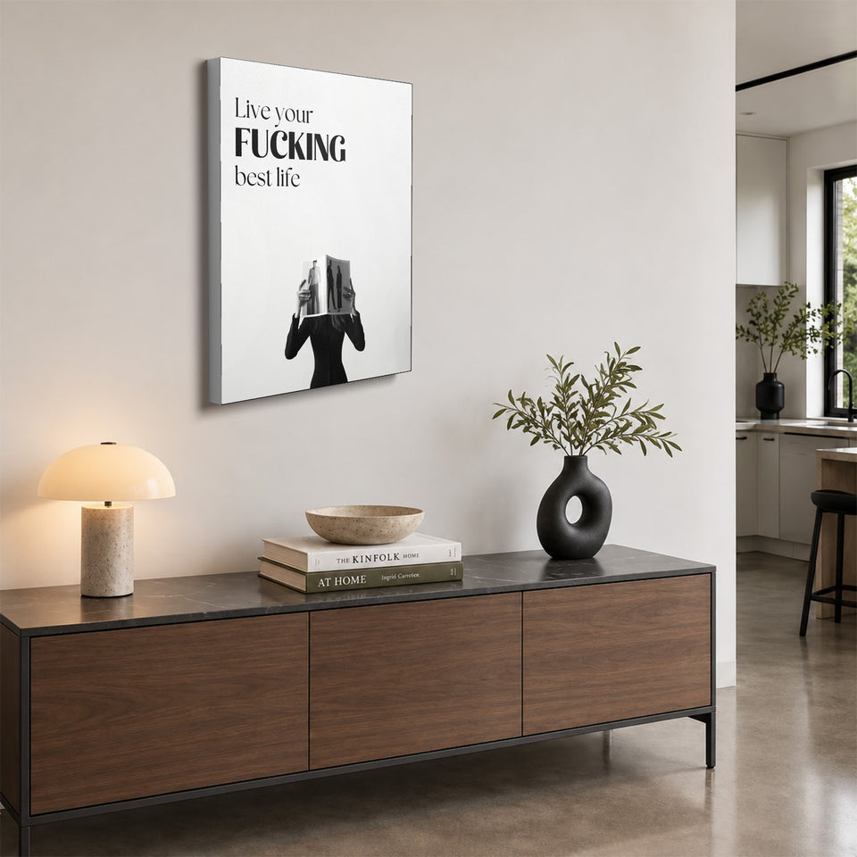 Toile Best Life accrochée au-dessus d’un buffet en noyer