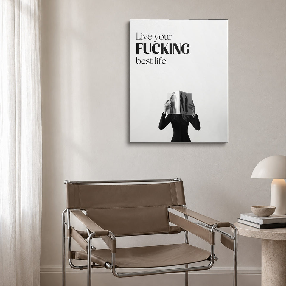 Toile Best Life accrochée au-dessus d’un fauteuil en cuir et acier