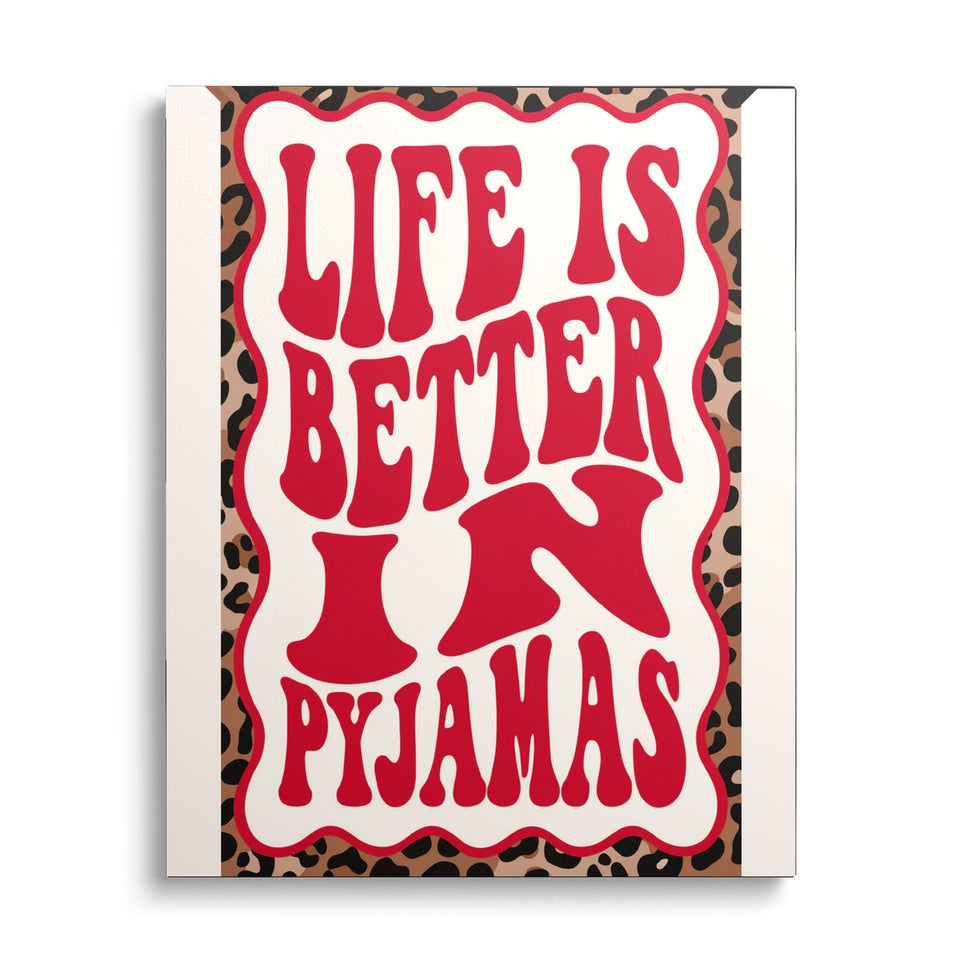 Toile Better in Pyjamas vue de face sur fond blanc : lettrage rouge « Life is better in pyjamas » dans un cadre blanc ondulé sur fond imprimé léopard