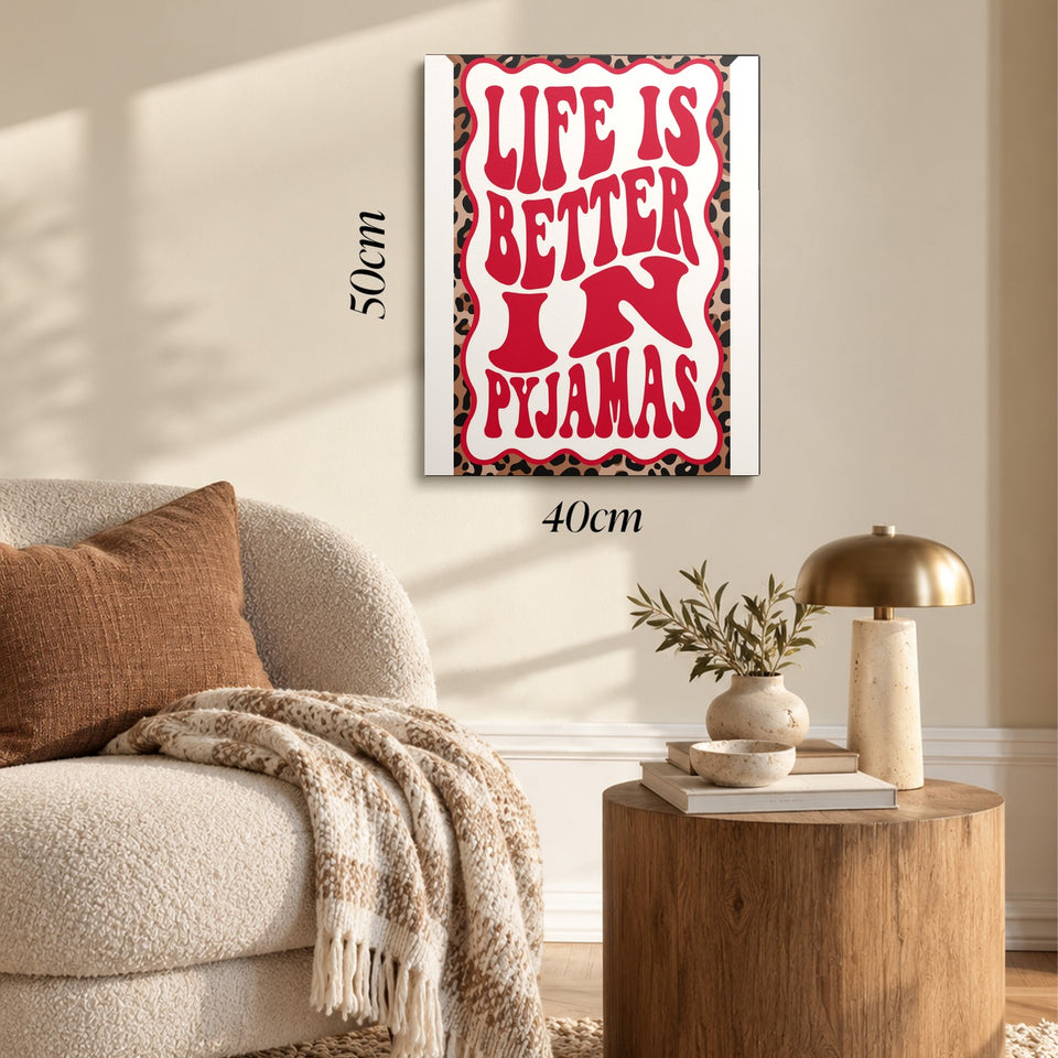Toile Better in Pyjamas accrochée dans un salon au-dessus d’un canapé, avec ses cotes 40 × 50 cm