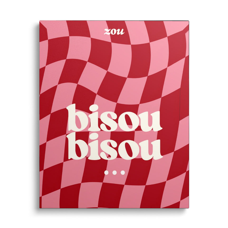 Toile Bisou Bisou vue de face sur fond blanc : lettrage crème « bisou bisou » sur damier ondulé rouge et rose