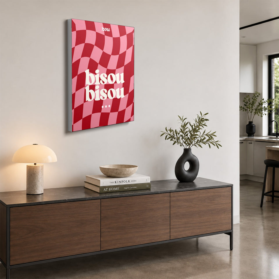 Toile Bisou Bisou accrochée au-dessus d’un buffet en noyer