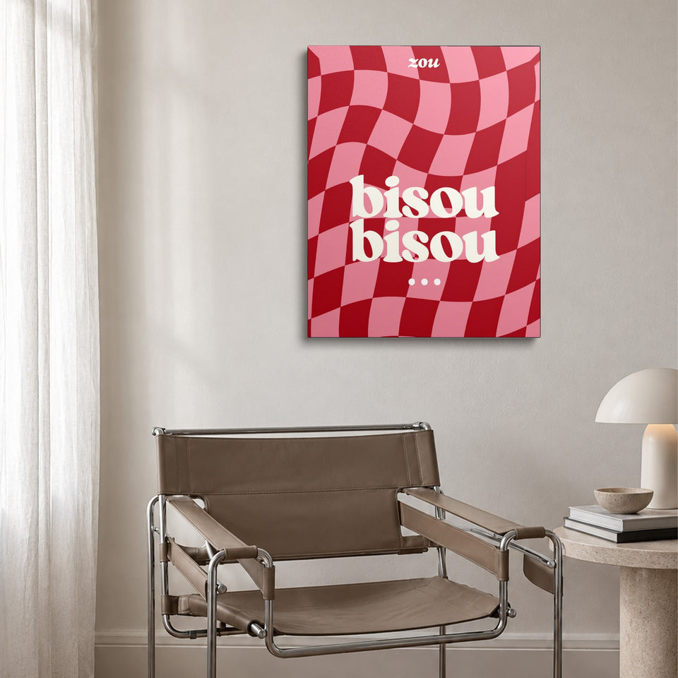 Toile Bisou Bisou accrochée au-dessus d’un fauteuil en cuir et acier