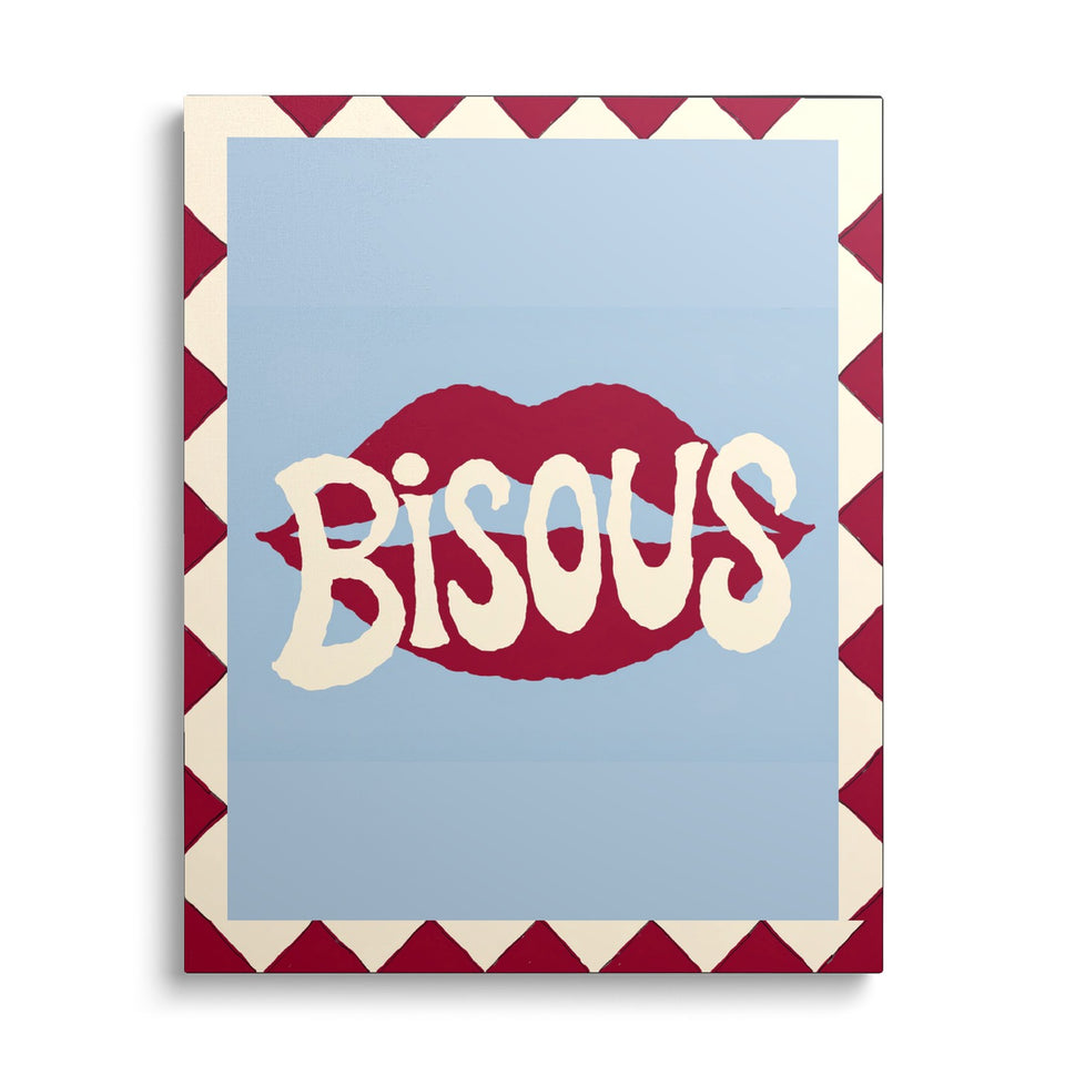 Toile Bisous vue de face sur fond blanc : mot « Bisous » en lettres crème sur une bouche bordeaux, fond bleu ciel et bordure à triangles