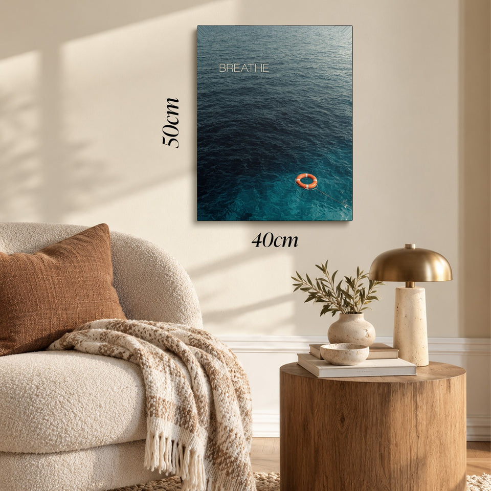 Toile Breathe accrochée dans un salon au-dessus d’un canapé, avec ses cotes 40 × 50 cm