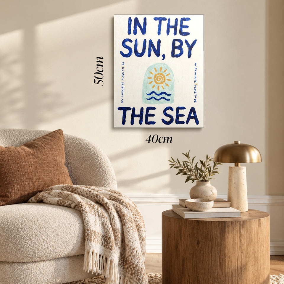Toile By the Sea accrochée dans un salon au-dessus d’un canapé, avec ses cotes 40 × 50 cm