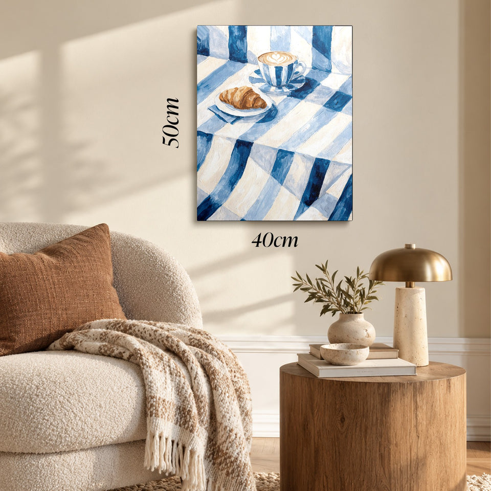Toile Café Crème accrochée dans un salon au-dessus d’un canapé, avec ses cotes 40 × 50 cm