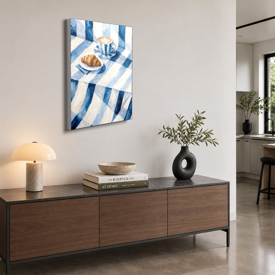 Toile Café Crème accrochée au-dessus d’un buffet en noyer