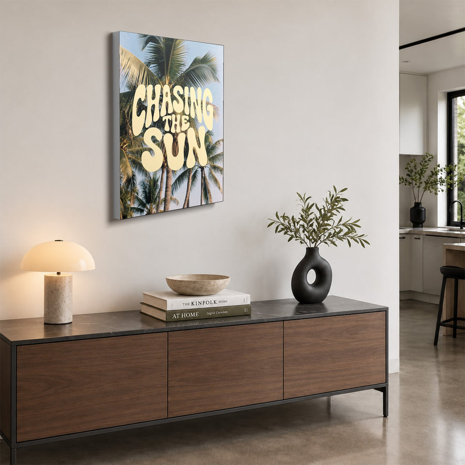 Toile Chasing the Sun accrochée au-dessus d’un buffet en noyer