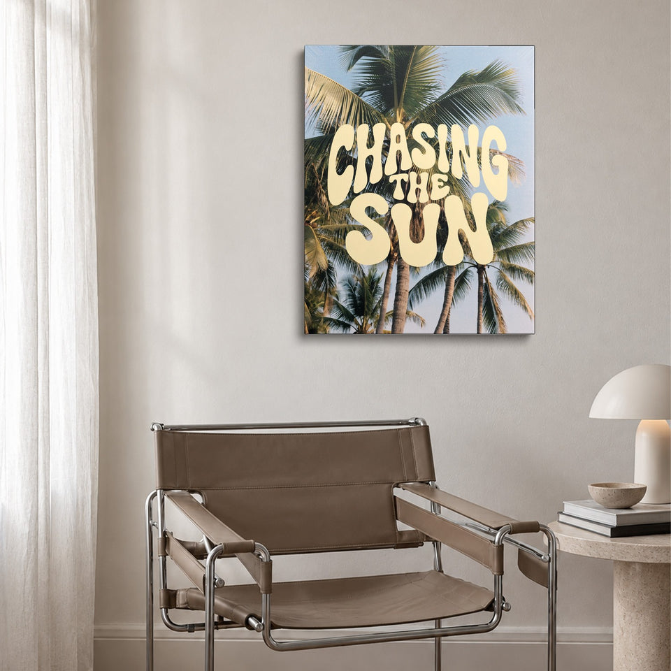 Toile Chasing the Sun accrochée au-dessus d’un fauteuil en cuir et acier
