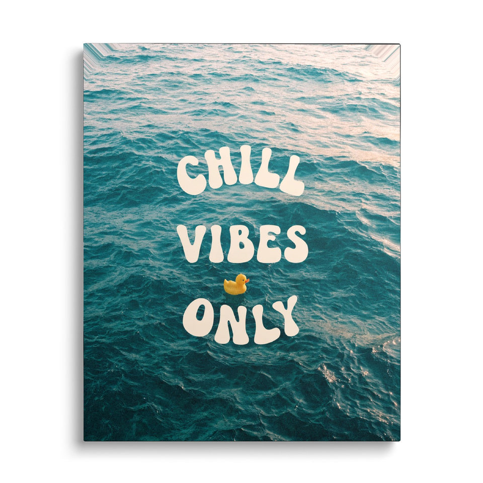 Toile Chill Vibes Only vue de face sur fond blanc : lettrage crème rétro « Chill vibes only » sur une photographie de mer, avec un petit canard de bain jaune