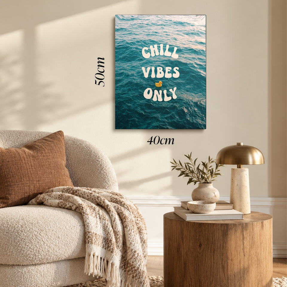 Toile Chill Vibes Only accrochée dans un salon au-dessus d’un canapé, avec ses cotes 40 × 50 cm