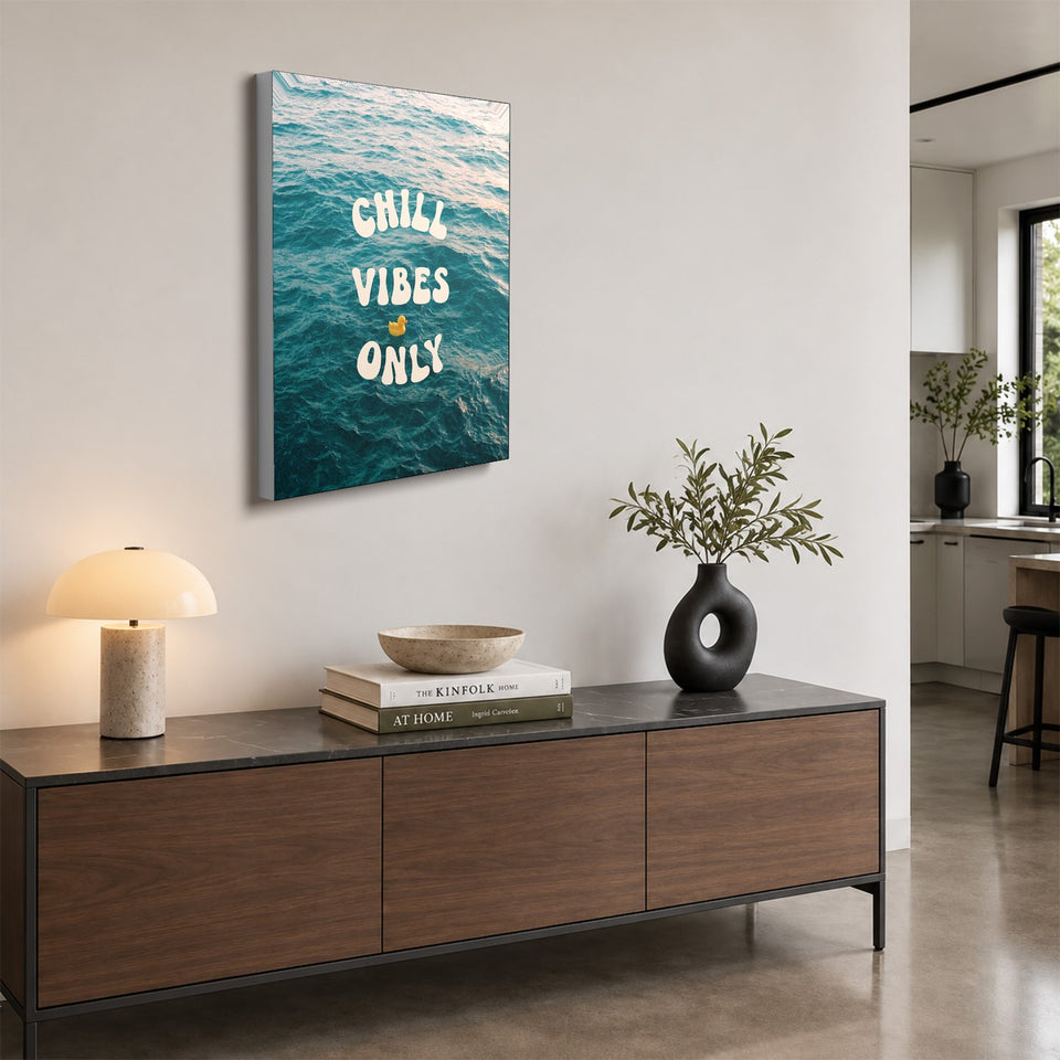 Toile Chill Vibes Only accrochée au-dessus d’un buffet en noyer