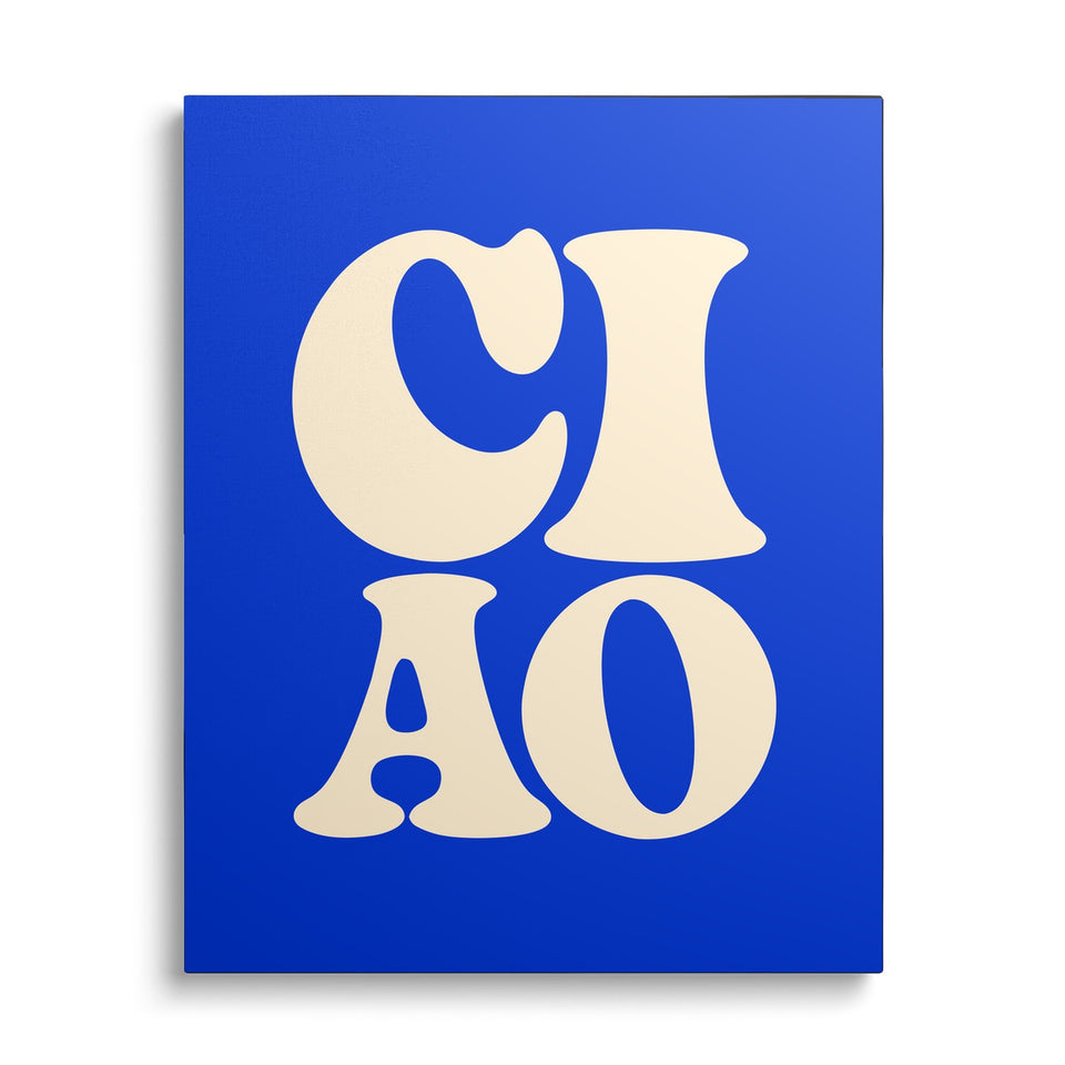 Toile Ciao vue de face sur fond blanc : mot « Ciao » en très grandes lettres crème arrondies sur fond bleu roi