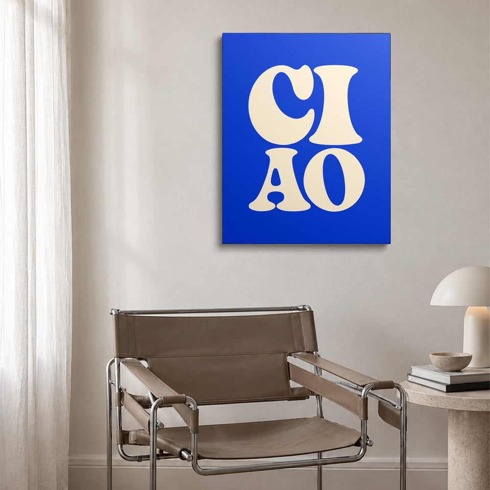 Toile Ciao accrochée au-dessus d’un fauteuil en cuir et acier