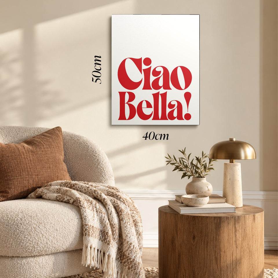 Toile Ciao Bella accrochée dans un salon au-dessus d’un canapé, avec ses cotes 40 × 50 cm