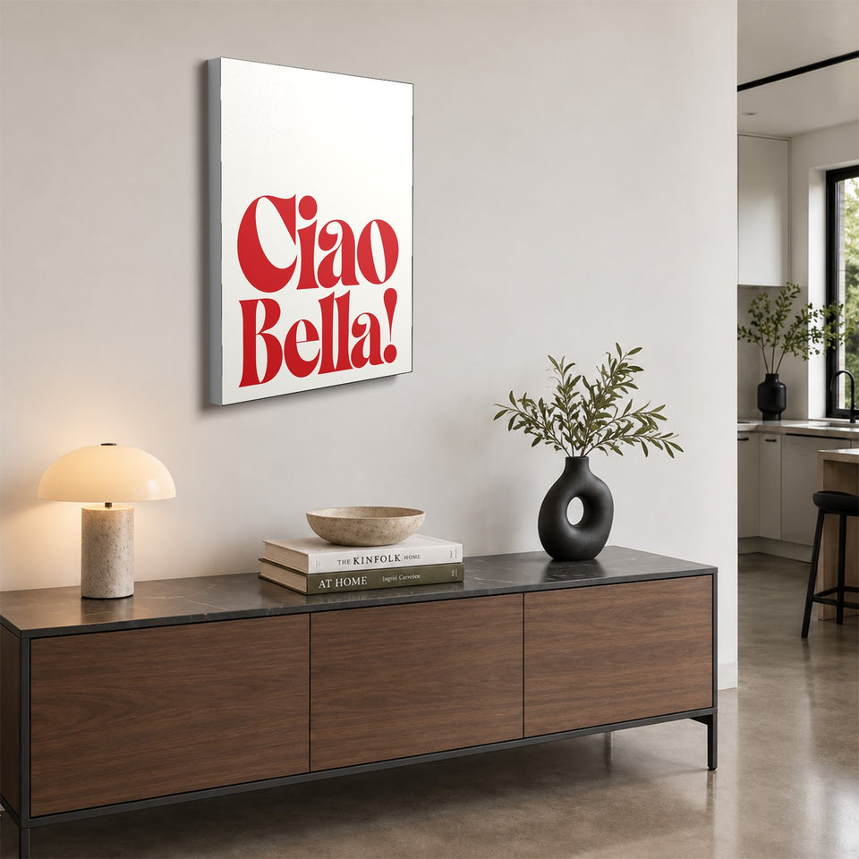 Toile Ciao Bella accrochée au-dessus d’un buffet en noyer