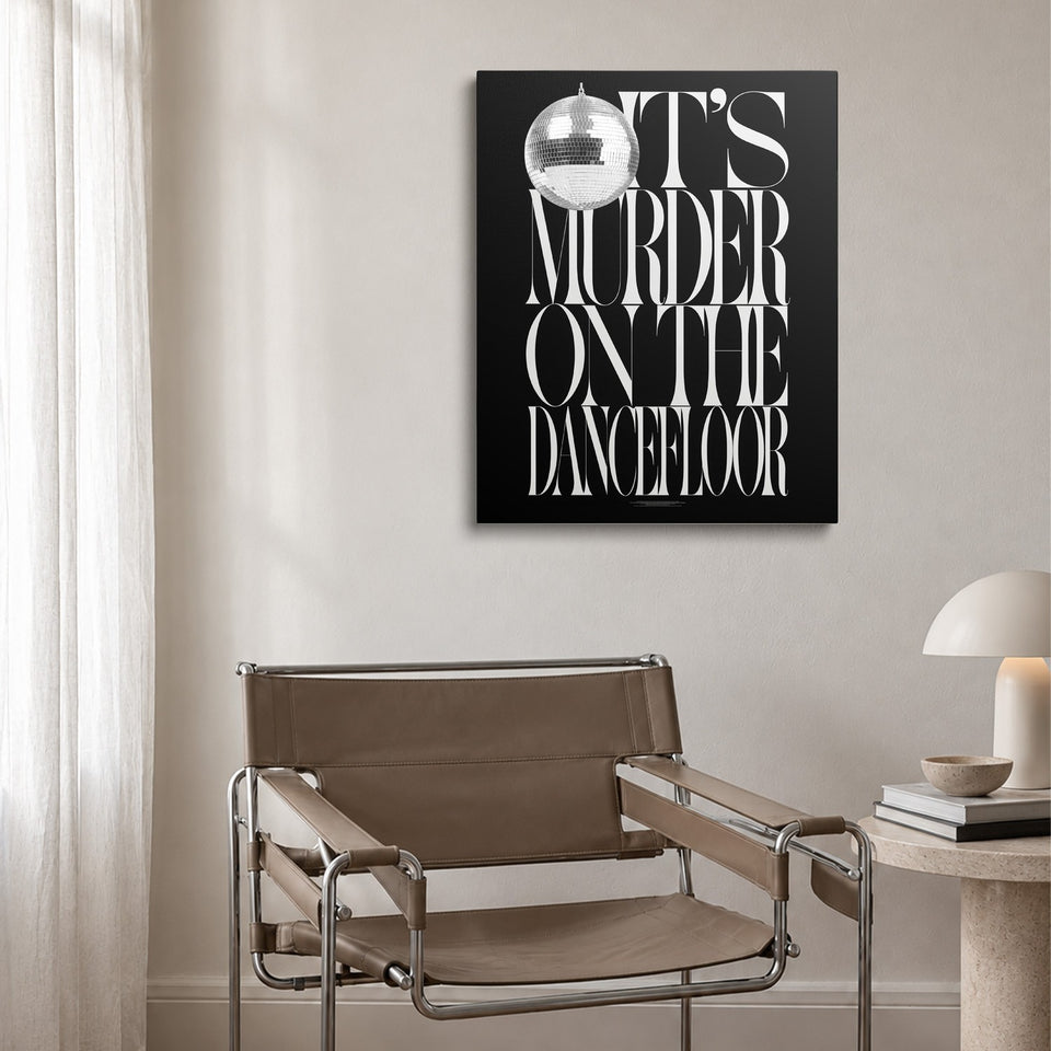 Toile Dancefloor accrochée au-dessus d’un fauteuil en cuir et acier