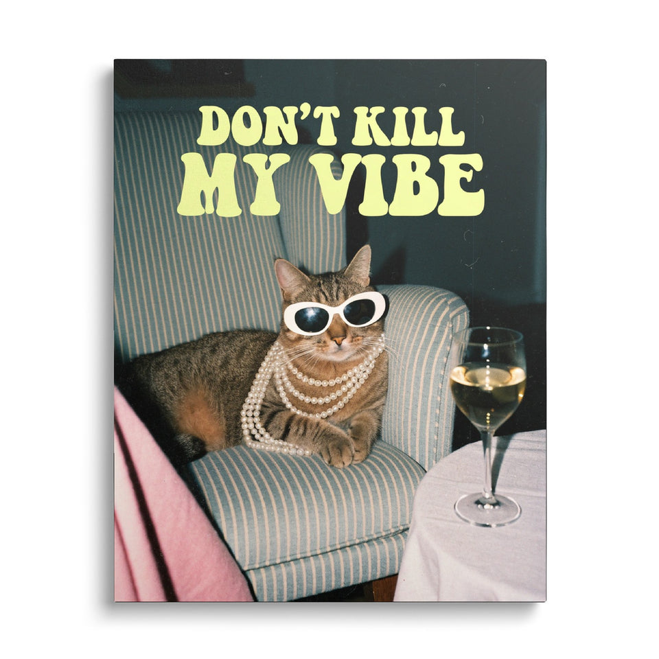 Toile Don’t Kill My Vibe vue de face sur fond blanc : photographie d’un chat tigré à lunettes blanches et colliers de perles dans un fauteuil rayé, près d’un verre de vin, lettrage jaune « Don’t kill my vibe »
