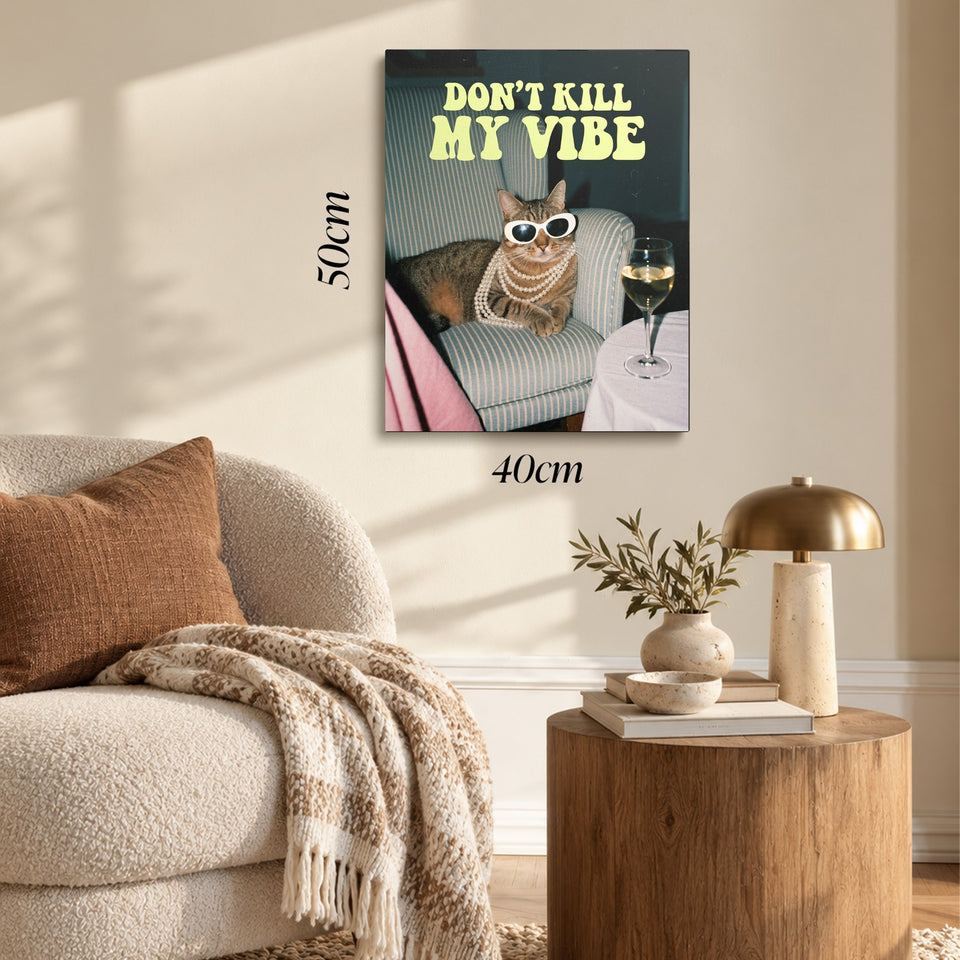 Toile Don’t Kill My Vibe accrochée dans un salon au-dessus d’un canapé, avec ses cotes 40 × 50 cm