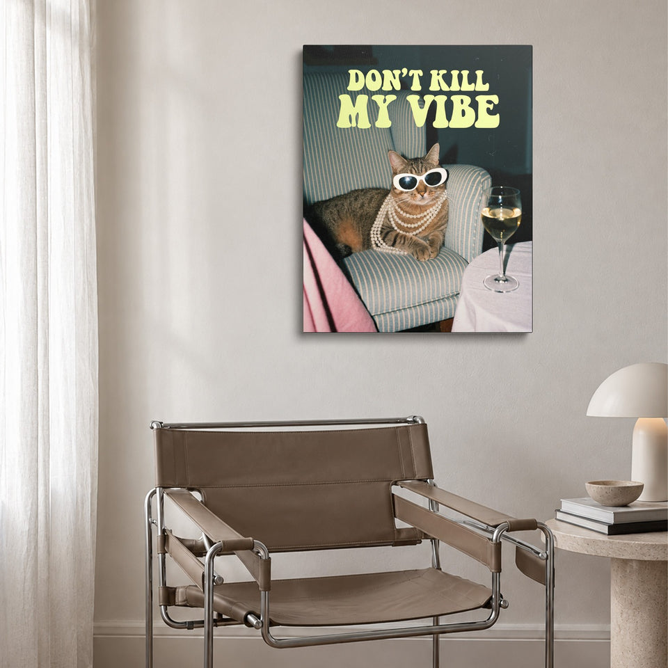 Toile Don’t Kill My Vibe accrochée au-dessus d’un fauteuil en cuir et acier