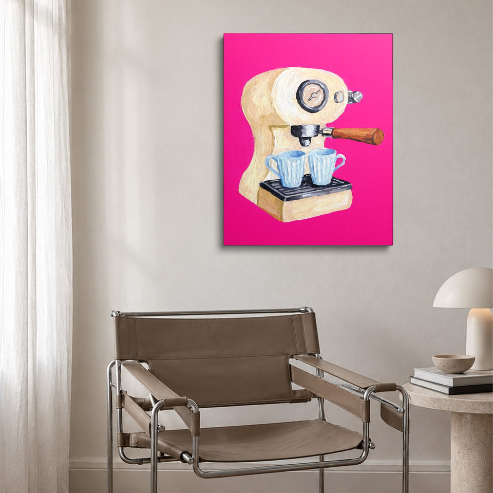 Toile Double Espresso accrochée au-dessus d’un fauteuil en cuir et acier