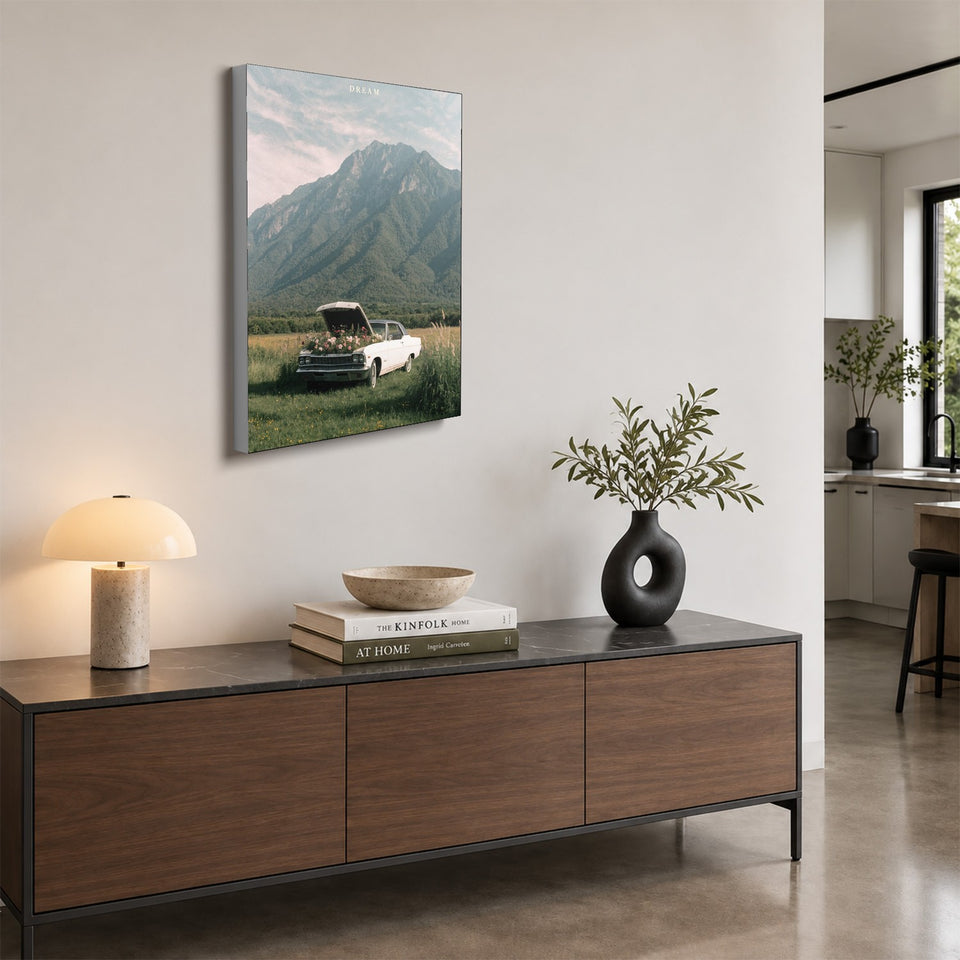 Toile Dream accrochée au-dessus d’un buffet en noyer