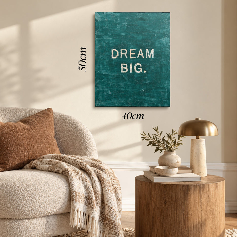 Toile Dream Big accrochée dans un salon au-dessus d’un canapé, avec ses cotes 40 × 50 cm