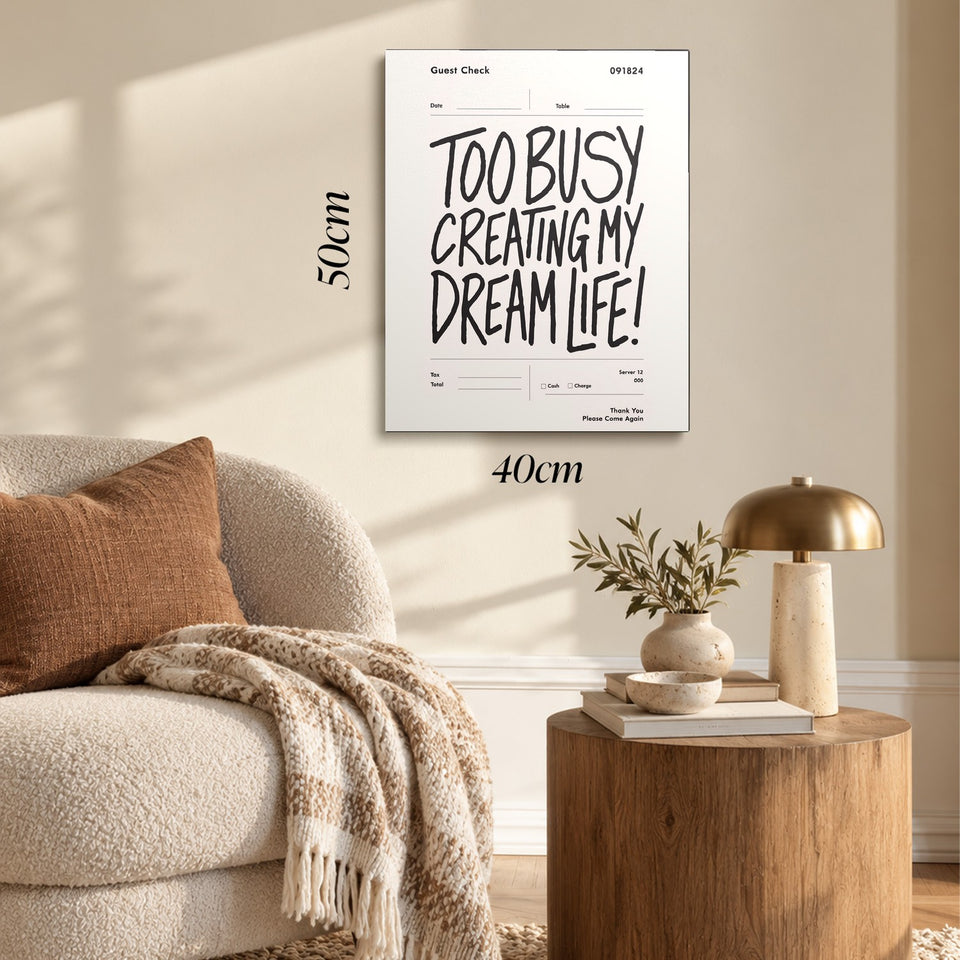 Toile Dream Life accrochée dans un salon au-dessus d’un canapé, avec ses cotes 40 × 50 cm