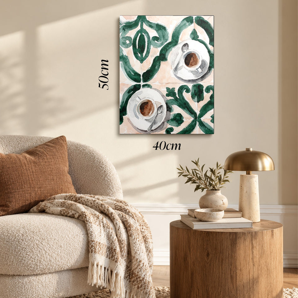 Toile Due Caffè accrochée dans un salon au-dessus d’un canapé, avec ses cotes 40 × 50 cm