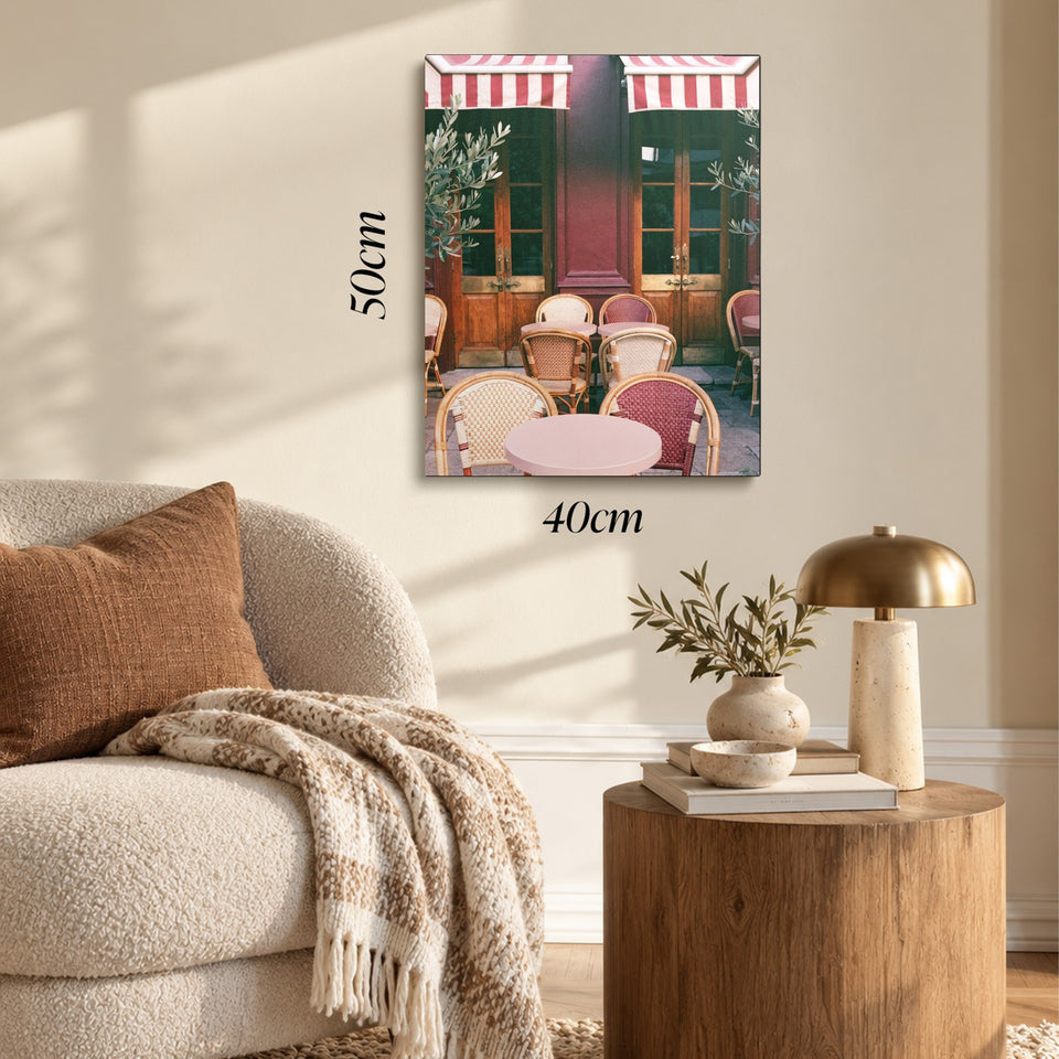 Toile En Terrasse accrochée dans un salon au-dessus d’un canapé, avec ses cotes 40 × 50 cm