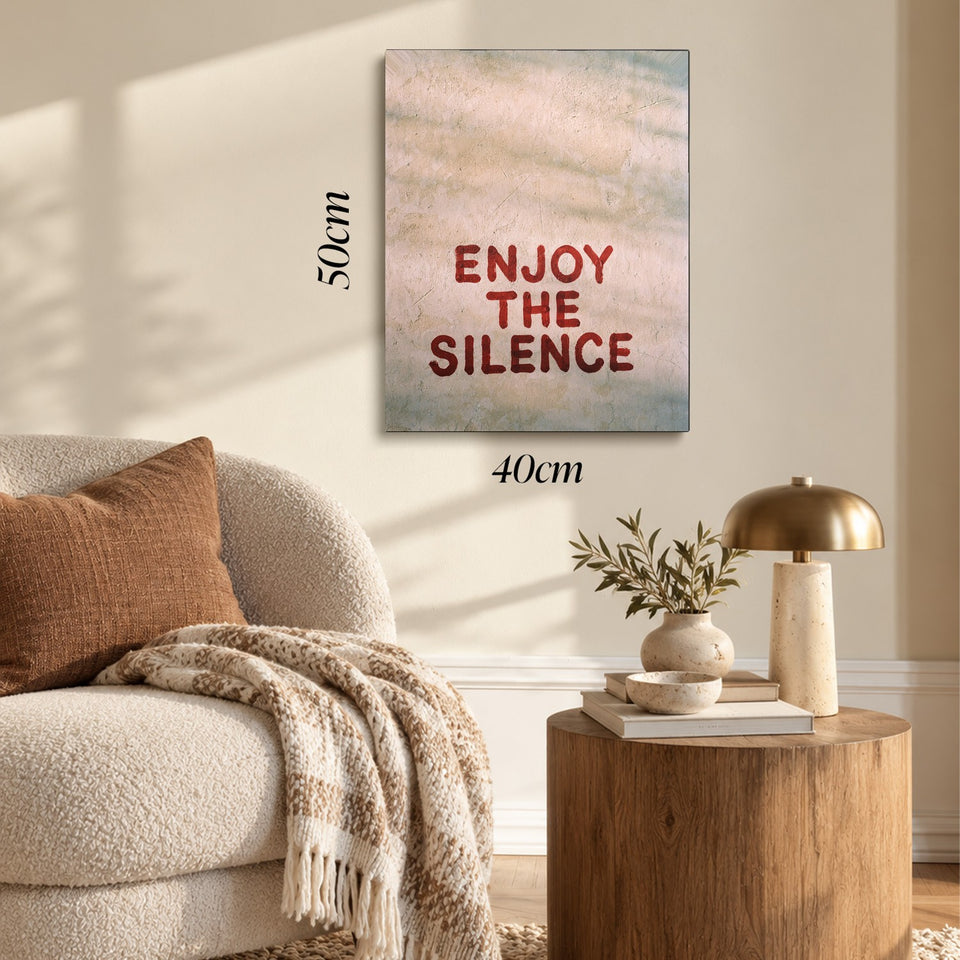 Toile Enjoy the Silence accrochée dans un salon au-dessus d’un canapé, avec ses cotes 40 × 50 cm