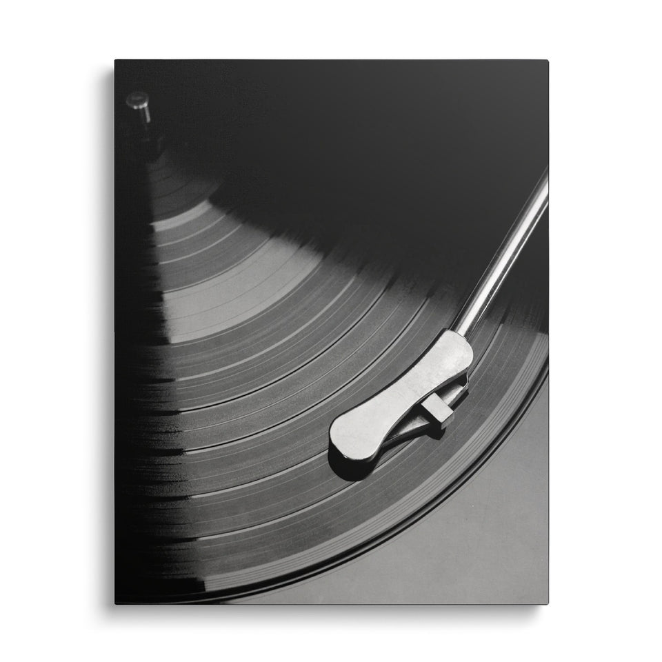 Toile Face A vue de face sur fond blanc : photographie noir et blanc en gros plan d’un disque vinyle et du bras d’une platine