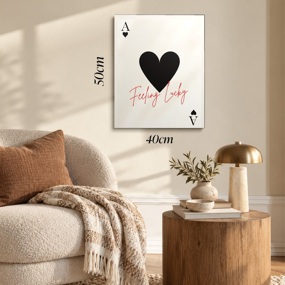 Toile Feeling Lucky accrochée dans un salon au-dessus d’un canapé, avec ses cotes 40 × 50 cm