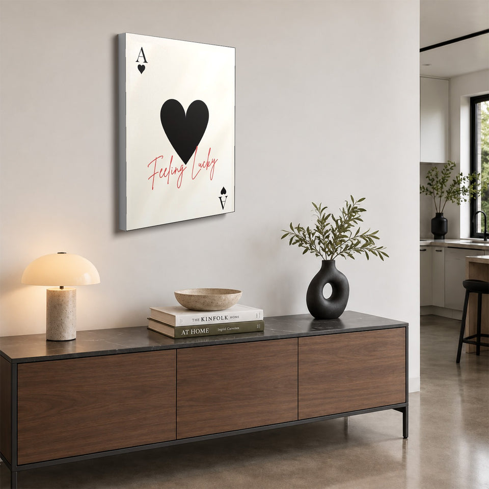 Toile Feeling Lucky accrochée au-dessus d’un buffet en noyer