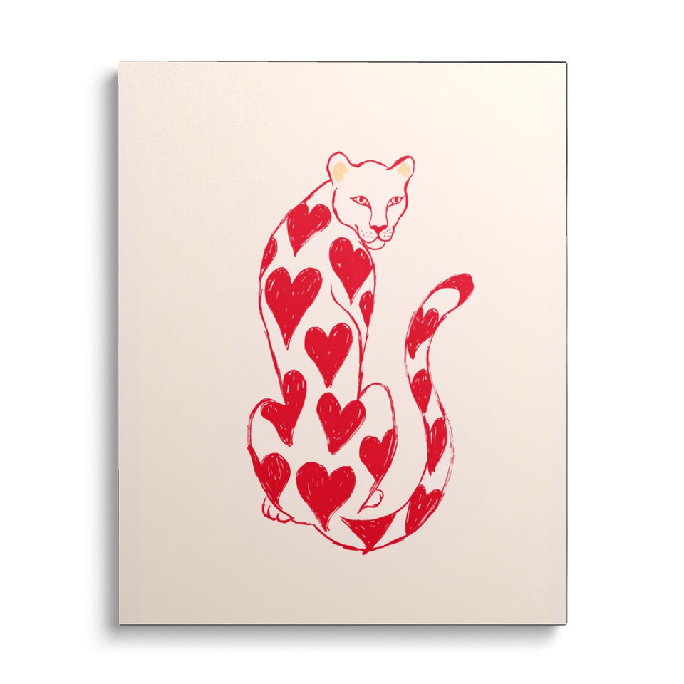 Toile Félin pour l’Autre vue de face sur fond blanc : félin dessiné au trait rouge, pelage semé de cœurs rouges, assis de dos sur fond rose très pâle
