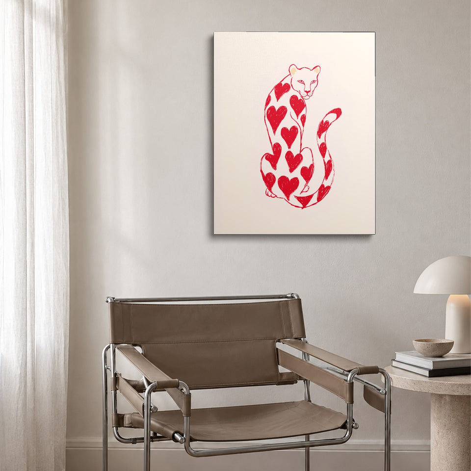 Toile Félin pour l’Autre accrochée au-dessus d’un fauteuil en cuir et acier