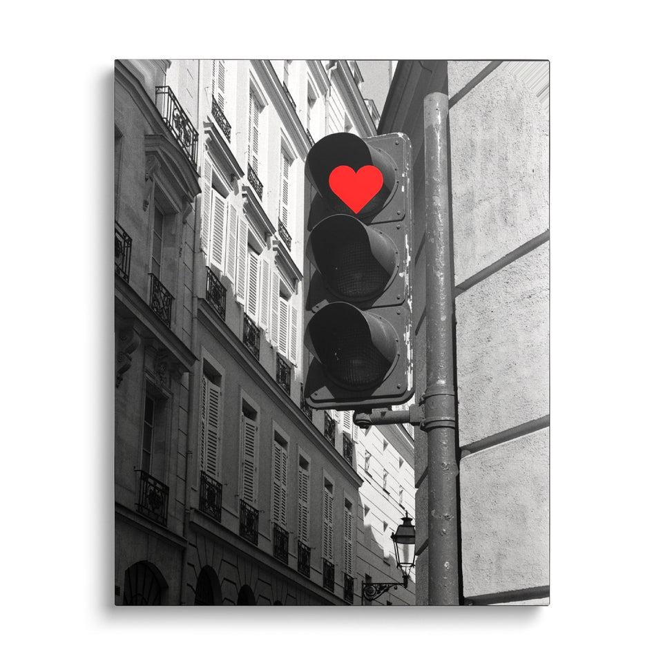 Toile Feu Rouge vue de face sur fond blanc : photographie noir et blanc d’une rue parisienne où le feu de circulation affiche un cœur rouge