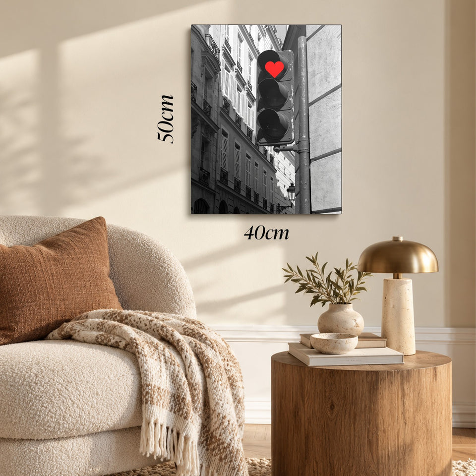 Toile Feu Rouge accrochée dans un salon au-dessus d’un canapé, avec ses cotes 40 × 50 cm